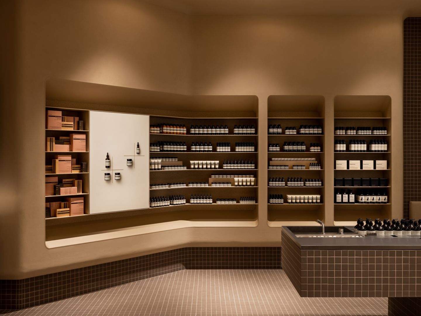 又一打卡美店開幕!Aesop『LaLaport 台中店』向製糖廠致敬,最美原米色牆面、用的竟是在地回收材料!-4