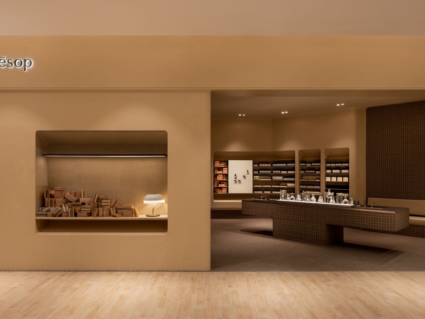 又一打卡美店開幕!Aesop『LaLaport 台中店』向製糖廠致敬,最美原米色牆面、用的竟是在地回收材料!-3