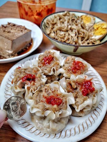 台中美食｜巨無霸燒賣底加!! 俗擱大碗的老字號麵店 