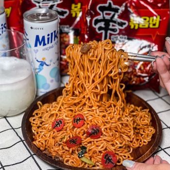 最熱銷的辛拉麵進化成辛炒麵啦｜「辛」字超可愛魚板