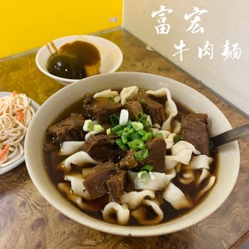 台北平價宵夜｜西門必吃美食｜一碗90元的牛肉麵老店