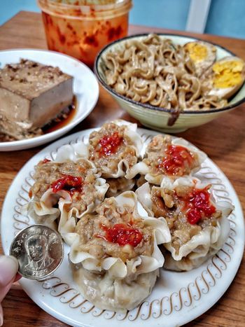 台中美食｜份量驚人的老字號麵店 巨無霸燒賣只要15元