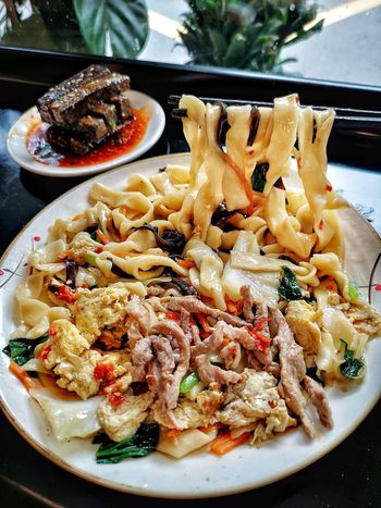 台北美食｜隱身東區巷弄 料多澎派高CP值炒麵 