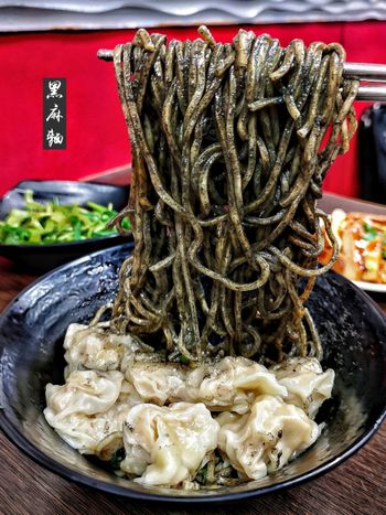 台北美食｜噴香撲鼻黑麻麵 24小時營業隨時都能吃
