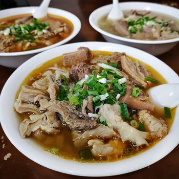 新北美食｜淡水超狂牛肉麵 肉比麵多吃到嘴酸 🤣
