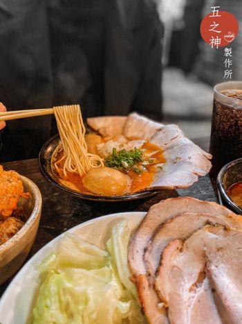 台北｜市政府站大排長龍 蝦爆拉麵