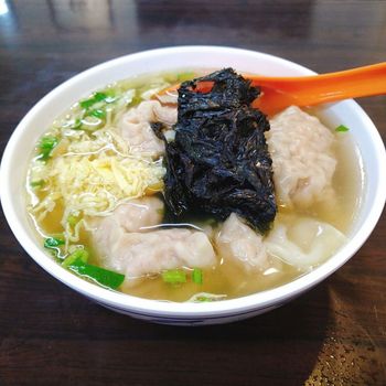 超大顆的餛飩湯