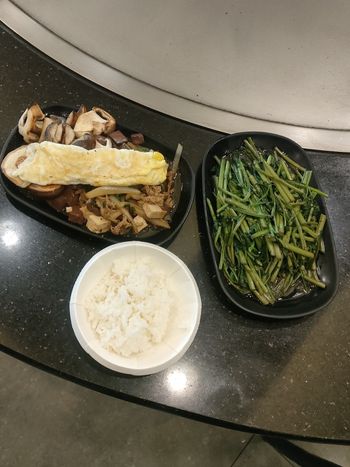 忙裡偷閒~~吃吧！