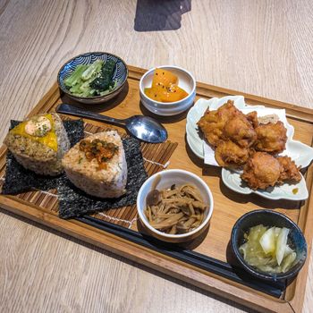鹽埕區美食｜高雄西子灣｜柒壹喫堂