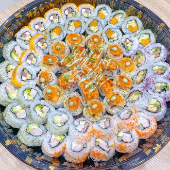輕壽司！只能電話預訂！桃園隱藏版美食！像pizza的壽司拼盤
