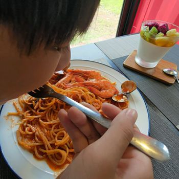 貨櫃裡吃飯