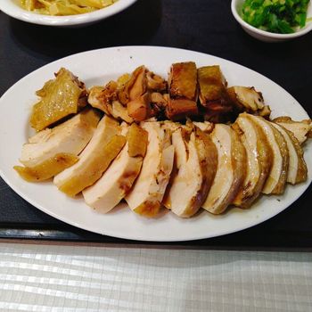 沒看錯！1人份的雞肉飯就是這麽大盤！