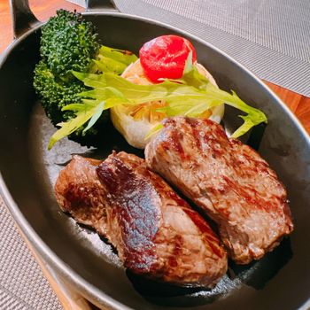 À Point Steak & Bar 艾朋牛排餐酒館