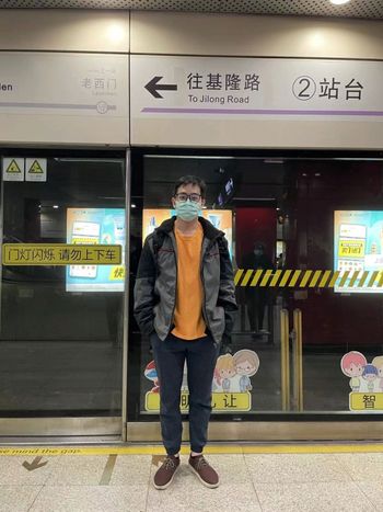 背包客與上海捷運站
