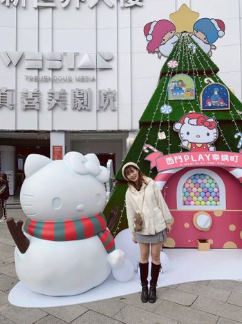 Hello Kitty到西門町啦～～三麗鷗聖誕樹今年必打卡📷