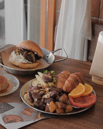 網美早午餐🥗沙爹牛肉堡+可頌骰子牛