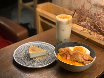 台中深夜咖啡廳｜必吃他們家的蛋肉飯