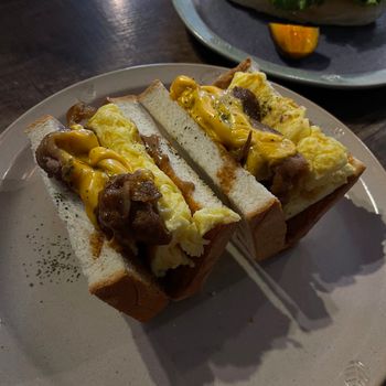 台南｜花生肉片厚蛋吐司