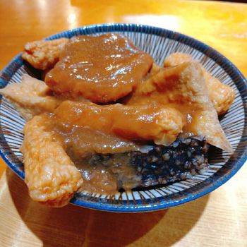 甜不辣肉圓也能燈光美氣氛佳！