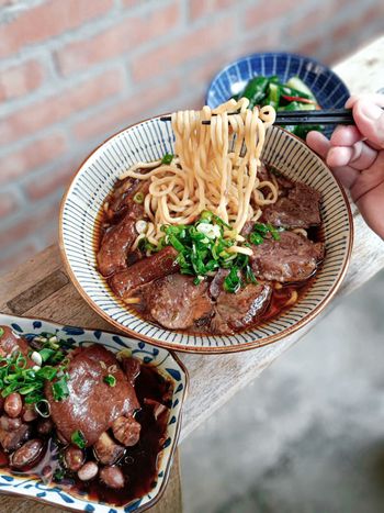 台北文青牛肉麵，店門外有整面網美牆可以拍美照😍