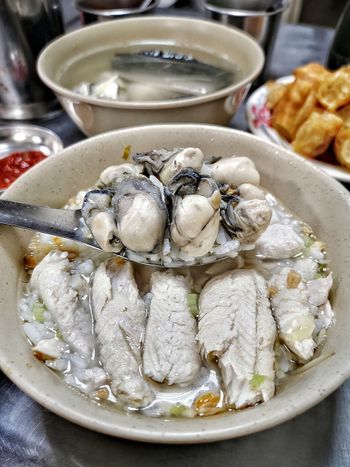 台南美食｜這碗鹹粥太驚人! 滿滿蚵仔魚肉只要60元銅板價