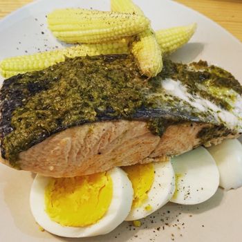 鮭魚食蔬佐青醬
