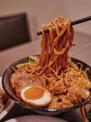 夠麻夠勁的雙麻叉燒乾拌麵加餛飩｜喵喵麵食館