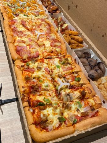 又是必勝客，全新推出「一公尺派對巨飽盒」比薩！ 無極限啊！