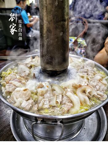 高雄美食｜酸菜白肉鍋創始店，碳燒煙囪熬出過癮酸味