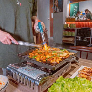 小巨蛋韓式烤腸推薦，道地韓式吃法讓你印象深刻，生菜包肉必點