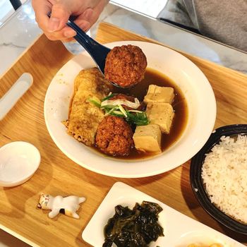 輔大美食｜超平價百元內學生美食套餐，麻辣鴨血！