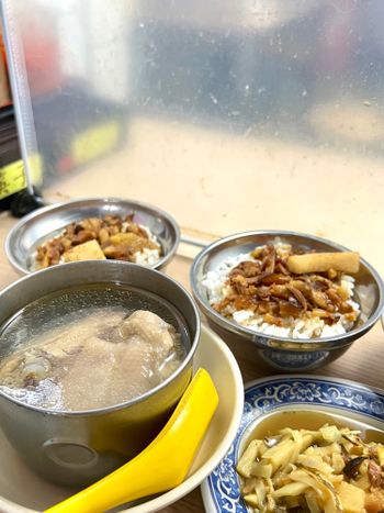 台北宵夜｜好吃不油膩的金峰魯肉飯
