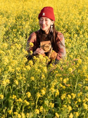 富里花海除了恐龍稻草造景，別忘了旁邊滿滿的山景及油菜花田呀