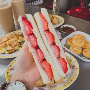 高雄三民｜藍鯨早餐🍓｜現煎脆皮蛋餅