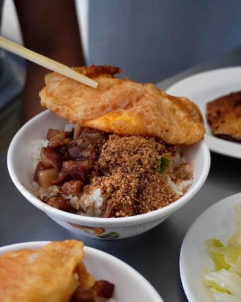 高雄美食｜有魚鬆跟鹹鴨蛋的肉燥飯最棒🤤