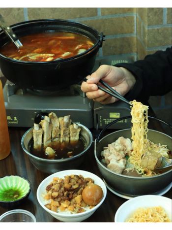 【逢甲夜市】超人氣宵夜🔥藥燉排骨，麻辣鴨血豆腐，米糕，滷肉飯