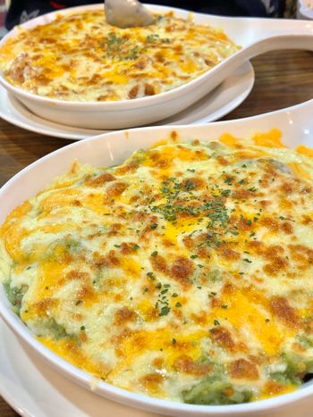 景安站《win win pasta》｜比臉還大的焗烤飯！
