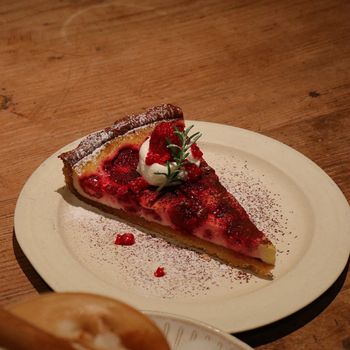 台北甜點｜覆盆莓和布丁塔的酸甜結合🍮｜石牌站咖啡廳