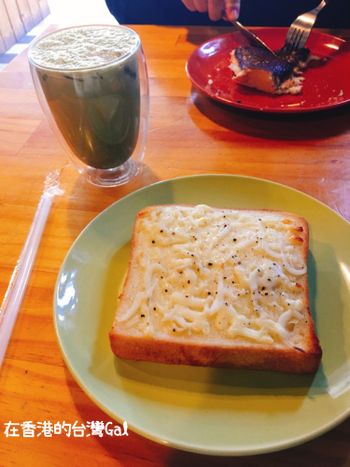 高雄美食｜夏弄咖啡屋🍞焗烤吻仔魚厚片好新奇
