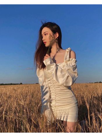陽光讓這件衣服反光的好美💗