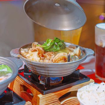 調酒、特調飲品無限暢飲，還有火鍋、陶板燒多樣化餐點