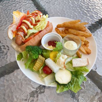 宜蘭｜巴黎塔早午餐｜轟炸脆腸潛艇堡🌭️