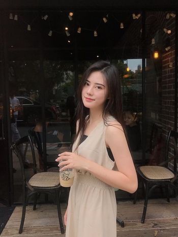 咖啡廳門口就是要拍穿搭啊！