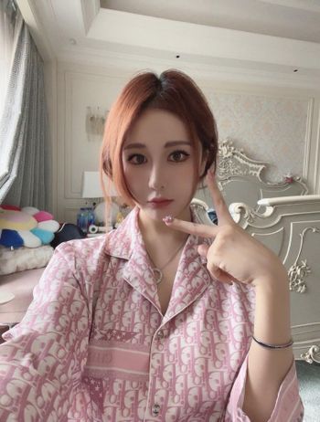 好喜歡新買的Dior睡衣💗