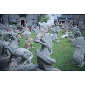 周園 - 蛇石雕刻