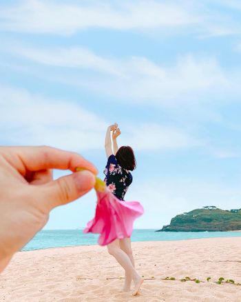 澎湖海灘上的小花裙