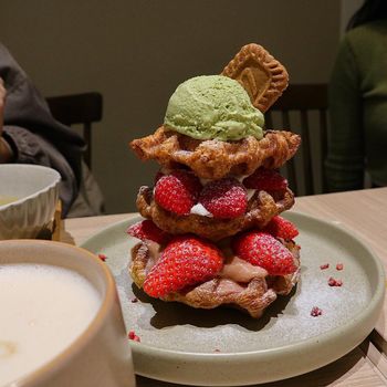 台北甜&鹹食｜好吸睛的草莓可頌塔🥐｜忠孝復興站咖啡廳