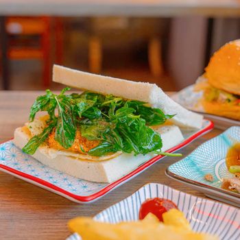 復古創新台灣早餐，結合台式經典：鹽酥雞吐司、中秋烤肉漢堡必點
