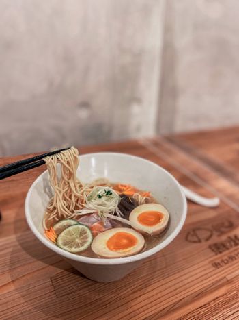 台北｜漁港直送生魚片入拉麵 柑橘Shinn 魚水🐟