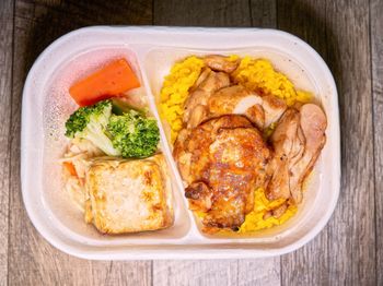 香草烤雞腿時蔬餐